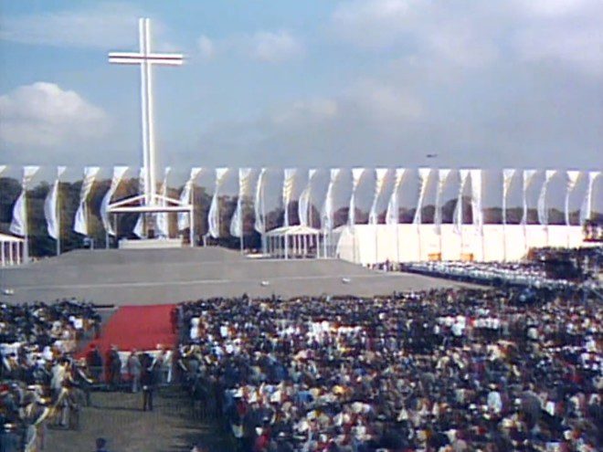 Cruz erguida para a celebração da missa no Phoenix Park foi mantida no local em homenagem ao papa João Paulo II. Foto: Reprodução/RTE