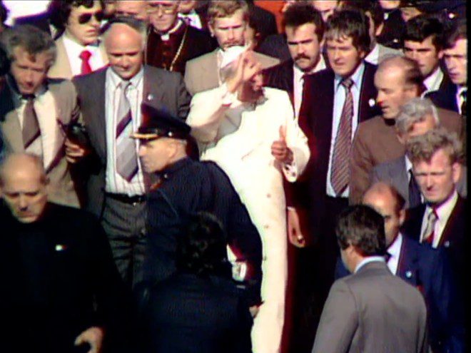 Papa João Paulo II durante passagem pela Irlanda entre setembro e outubro de 1979. Foto: Reprodução/RTE