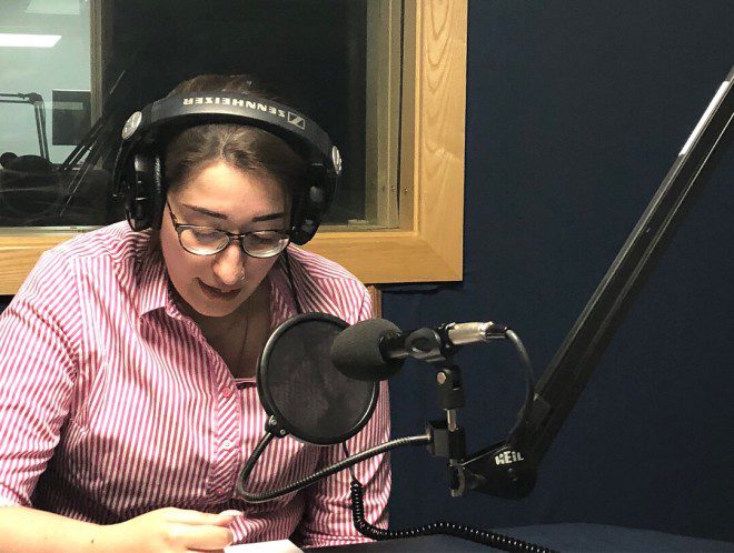 A jornalista Juliane foi a pioneira do programa, criando um quadro brasileiro na rádio que se expandiu e ganhou um espaço próprio dentro da grade da Dublin City FM. Foto: acervo pessoal