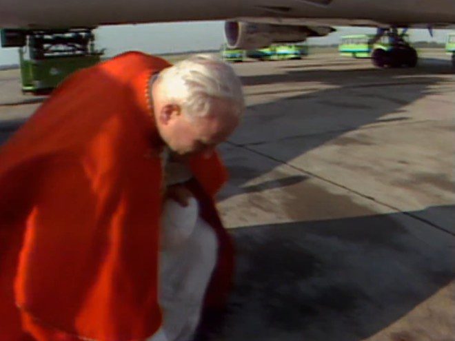 Papa João Paulo II inaugurou uma tradição na ilha: o beijo em terra firme em cada país que visitava, após descer do avião. Foto: Reprodução/RTE