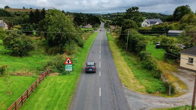 Que tal alugar um carro e se aventurar pela Irlanda? Foto: Edu Giansante