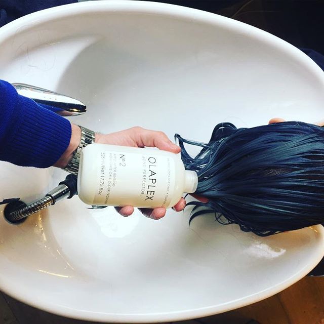 Tecnologias de ponta como o Olaplex para cabelos descoloridos é acessível na Irlanda. Foto: Divulgação Ladiesman