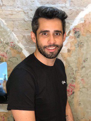 O cabeleireiro Thiago Carvalho aposta na tecnologia atestada por cientistas para cuidar das madeixas das suas clientes do Ladiesman Beauty & Art. Foto></noscript> Divulgação Ladiesman