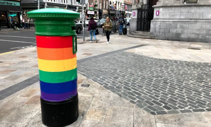 Caixas de correio da Irlanda são coloridas para a Dublin Pride Parade