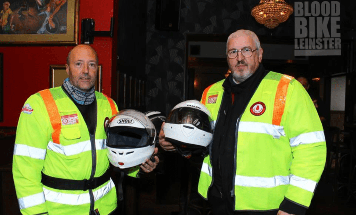 Irlandês usa moto para levar sangue a pacientes em hospitais
