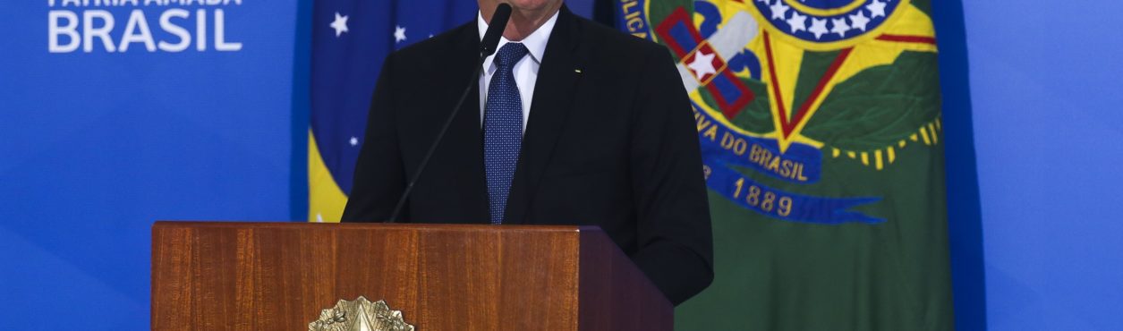 Bolsonaro veta isenção de cobrança de bagagem no Brasil