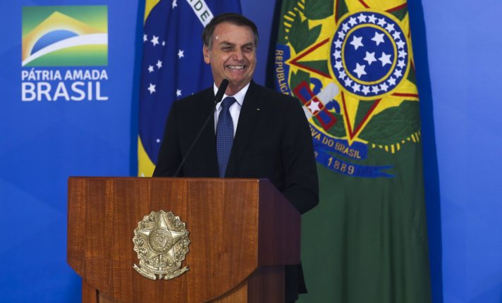 Bolsonaro veta isenção de cobrança de bagagem no Brasil