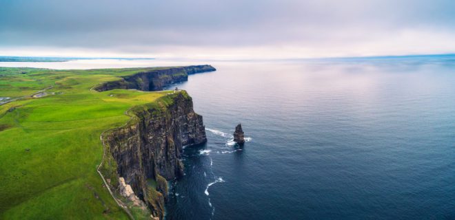 Cliffs of Moher possui penhascos lindíssimos com altura de 200 metros entre as águas do oceano Atlântico e seu topo.© Miroslav Liska | Dreamstime.com