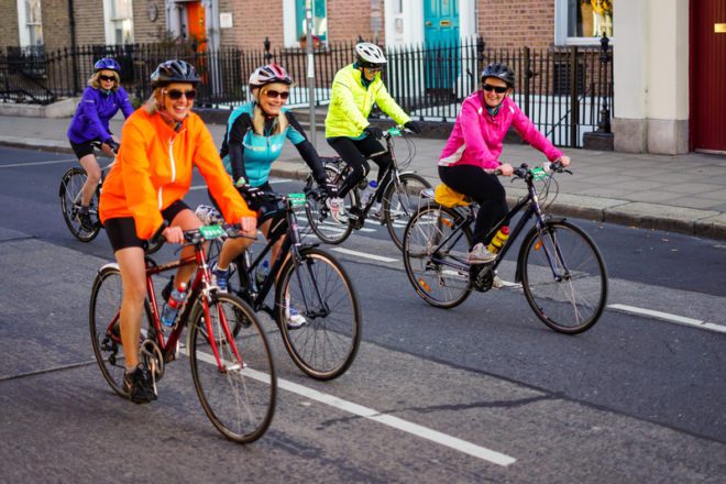 Andar de bicicleta pela cidade. Hábito saudável que pode também provocar o emagreciemento. © Bigray8 | Dreamstime.com