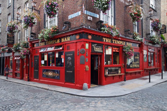 Temple Bar é um daqueles pubs que você tem que visitar em Dublin.© Gergo Kazsimer | Dreamstime.com