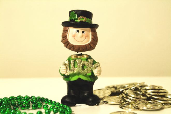 Boneco de um leprechaun com moedas