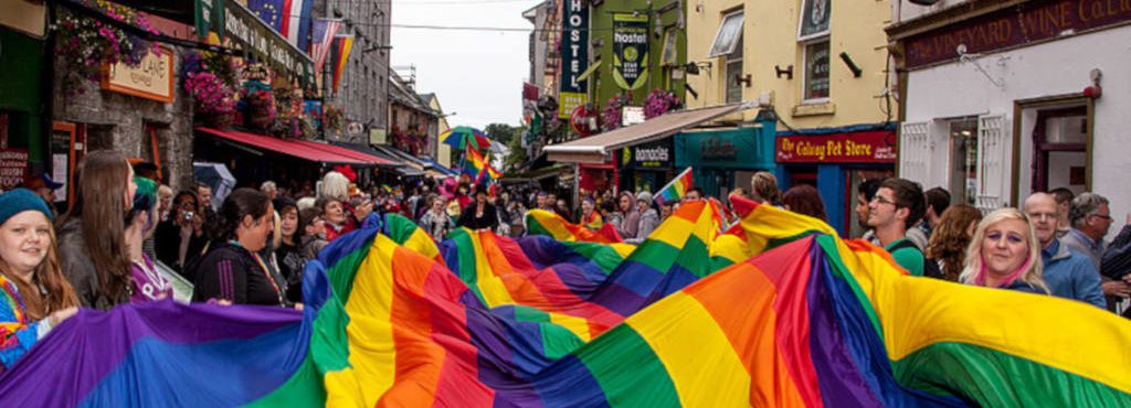 Paradas LGBTQ acontecem em Cork, Galway e Belfast