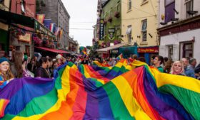 Paradas LGBTQ acontecem em Cork, Galway e Belfast