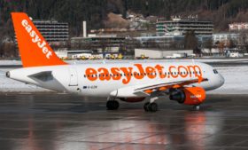 Passageiro da Easyjet veste 15 camisas para não pagar mala extra