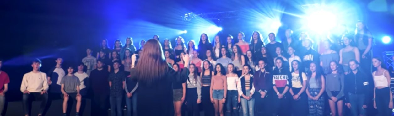 Estudantes de gaélico viralizam cantando versões de músicas famosas