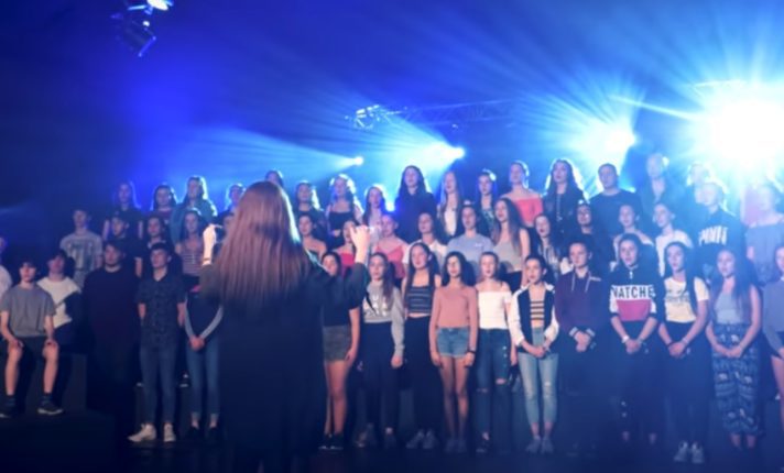 Estudantes de gaélico viralizam cantando versões de músicas famosas