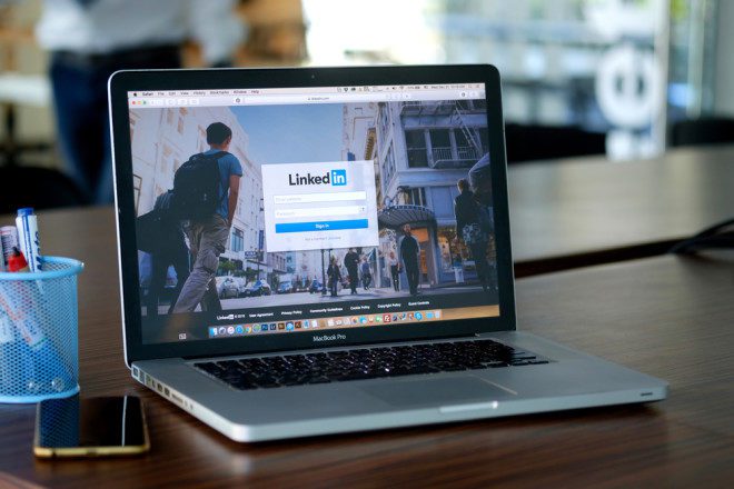 Aprenda a usar as hashtags no LinkedIn e torne-se mais visível. Foto: Shutterstock