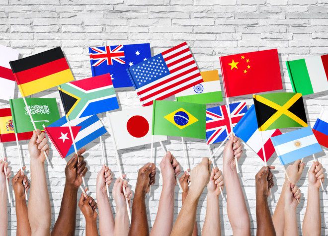 A psicóloga intercultural, Ávany França, chama a atenção para as diferenças culturais de casa país. Crédito: Shutterstock