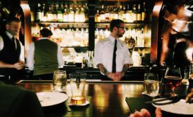 Pub oferece 700 euros por semana para staff em Dublin