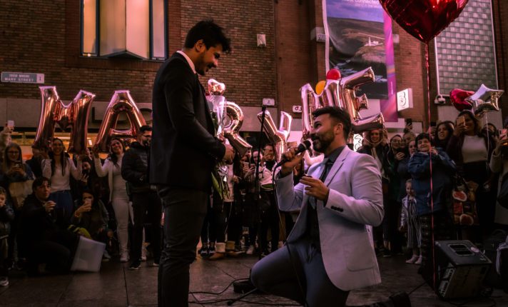 Brasileiro pede namorado em casamento no centro de Dublin