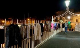 Moradores doam casacos em ponte para sem-teto em Dublin