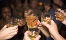 6 dicas para seu “pub crawl” de Natal ficar perfeito