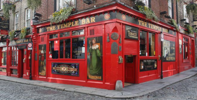 Beber e comer fora na Irlanda é caro, principalmente pelo preço dos pratos em restaurantes e o valor da cerveja. © Attila Tatár | Dreamstime.com
