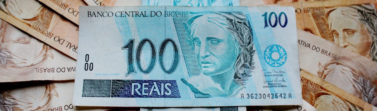 Essa é a melhor hora de trocar euro e dólar por reais?