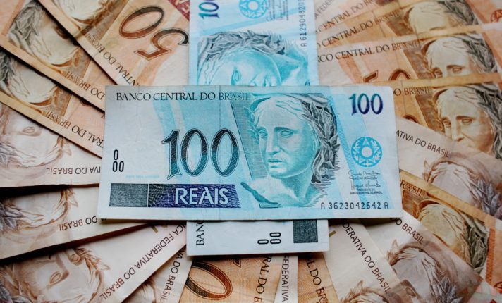 Essa é a melhor hora de trocar euro e dólar por reais?