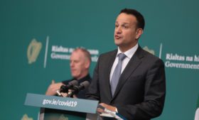 Primeiro-ministro irlandês volta à medicina para lutar contra o Covid-19