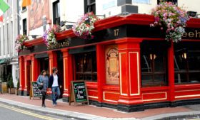 Coronavírus: pubs na Irlanda podem reabrir só em 2021