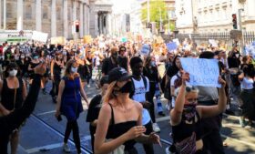 ‘Black Lives Matter’: centenas vão às ruas de Dublin em protesto