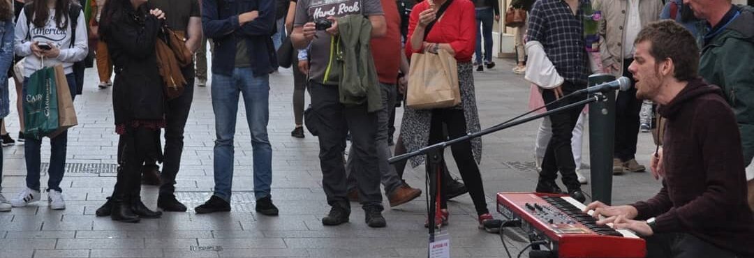 O que é ‘busker’: conheça os artistas de rua na Irlanda