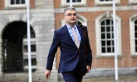 Covid-19: políticos perdem cargos na Irlanda por ‘mau comportamento’