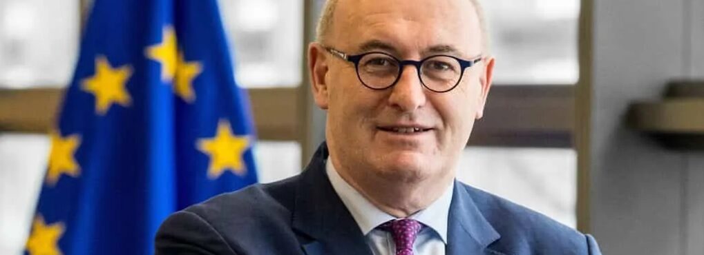 Membro irlandês da Comissão da UE renuncia após ‘festa do golf’