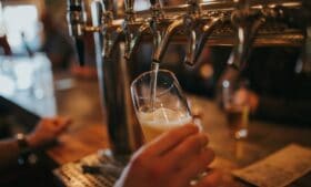 Covid-19: Irlanda endurece regras para pubs e restaurantes