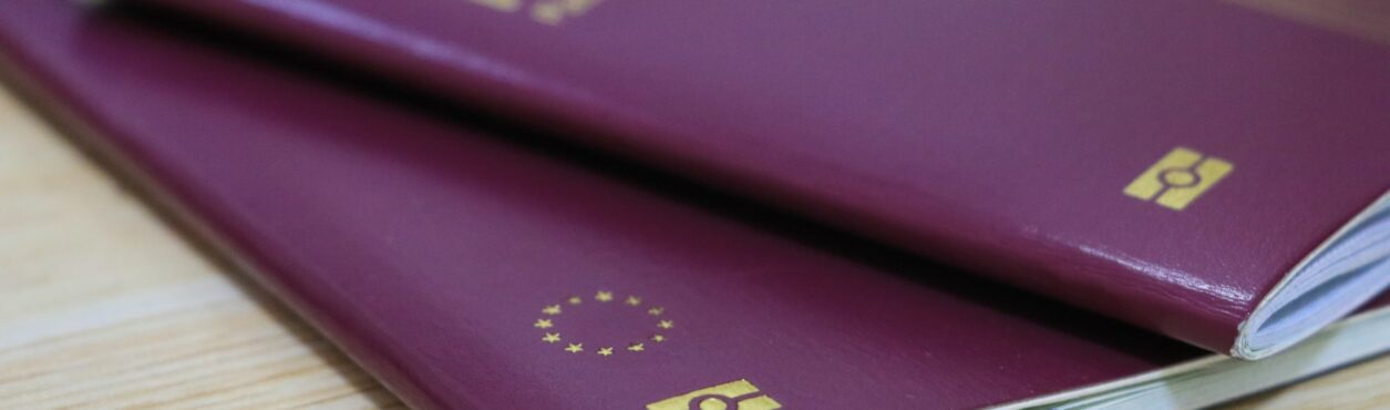 Quem possui passaporte europeu não precisa comprovar residência para entrar na Irlanda