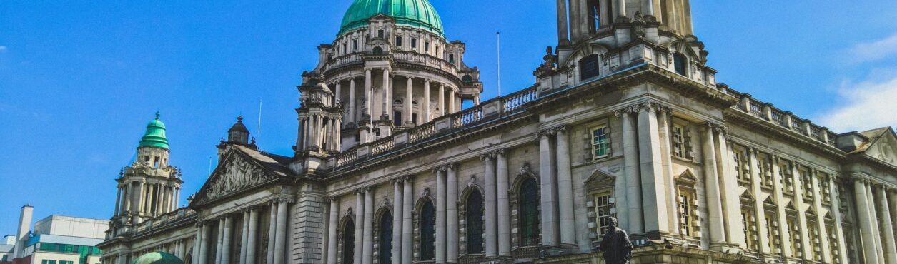 Irlanda do Norte reabre serviços e teme irlandeses cruzando a fronteira