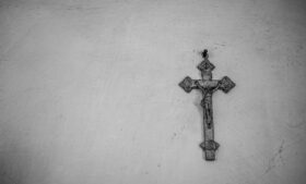 Símbolos cristãos serão banidos de escolas na Irlanda
