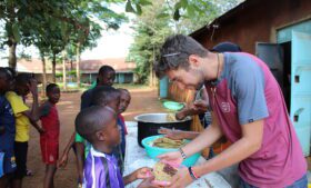 Brasileiro que vive na Irlanda cria projeto para auxiliar crianças na África