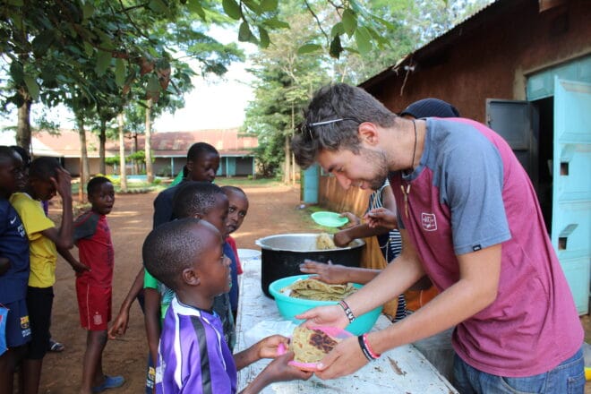 Lucas serve almoço a crianças no Quênia, África