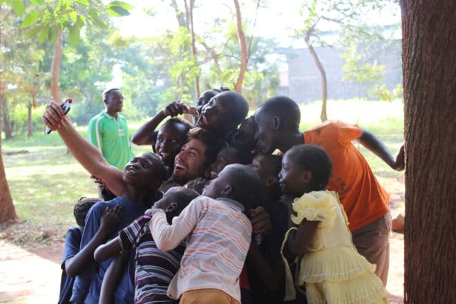Lucas faz selfie com crianças no Quênia, África