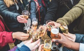 Covid-19: governo deve multar grupos consumindo álcool nas ruas da Irlanda