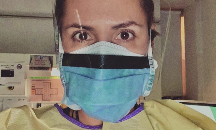 Covid-19: enfermeira brasileira é imunizada na Irlanda