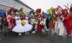 Grupo Samba Dance Brazil leva a cultura brasileira ao desfile do St. Patrick’s Day em Dublin