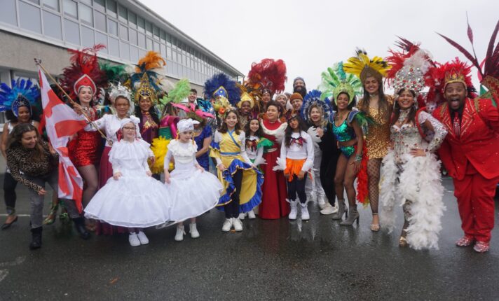 Grupo Samba Dance Brazil leva a cultura brasileira ao desfile do St. Patrick’s Day em Dublin