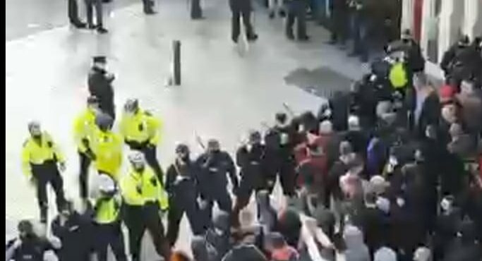 Protesto contra lockdown termina em tumulto na capital da Irlanda