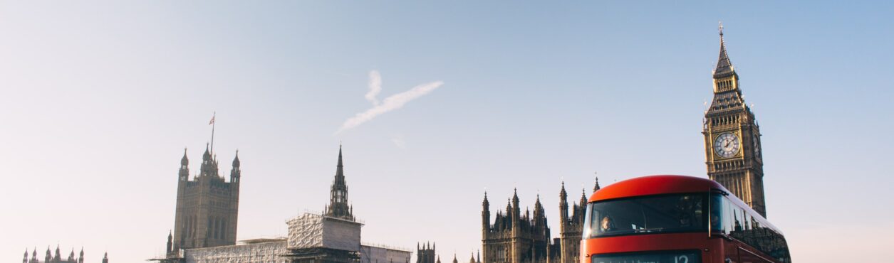 Com 60% da população vacinada, Inglaterra reabre pubs e lojas