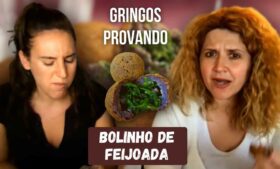 Gringos provando bolinho de feijoada