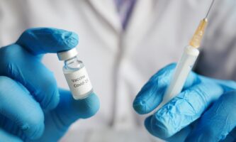Vacina na Irlanda: quase 100% dos idosos já receberam a dose de reforço